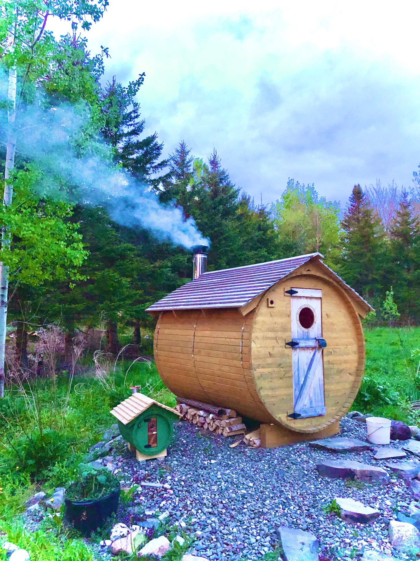 Sauna baril extérieur en cèdre blanc du Québec — fabrication artisanale Petit Moulin du 4 Milles, Estrie