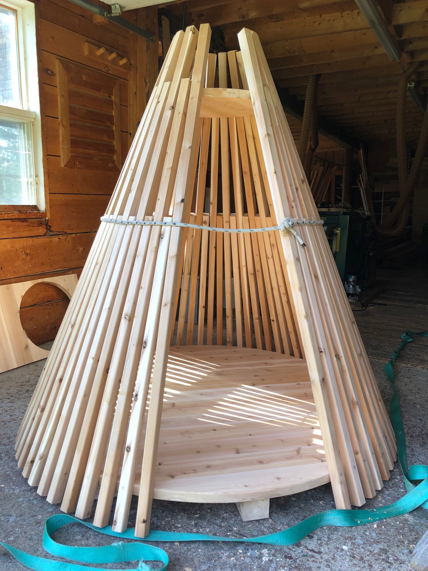 Tipi en bois de cèdre blanc du Québec fabriqué à la main au Petit Moulin du 4 Milles