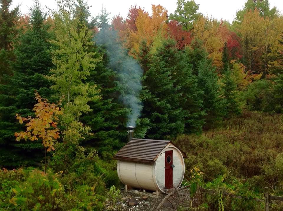 Sauna baril artisanal en cèdre blanc du Québec avec poêle à bois — fabrication Petit Moulin du 4 Milles, Estrie