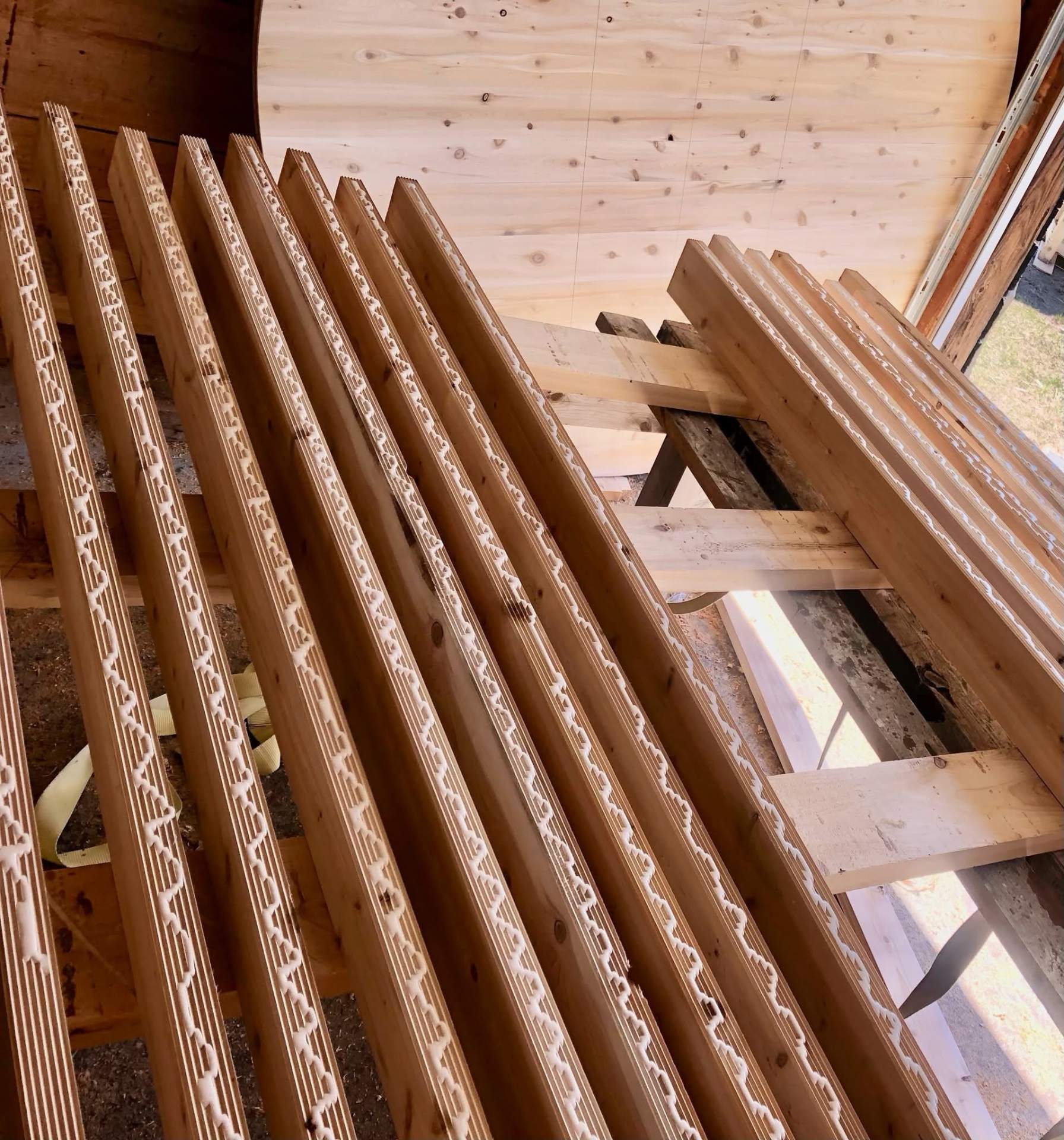 Planches de cèdre blanc du Québec fraîchement sciées à la scierie mobile Gilbert au Petit Moulin du 4 Milles