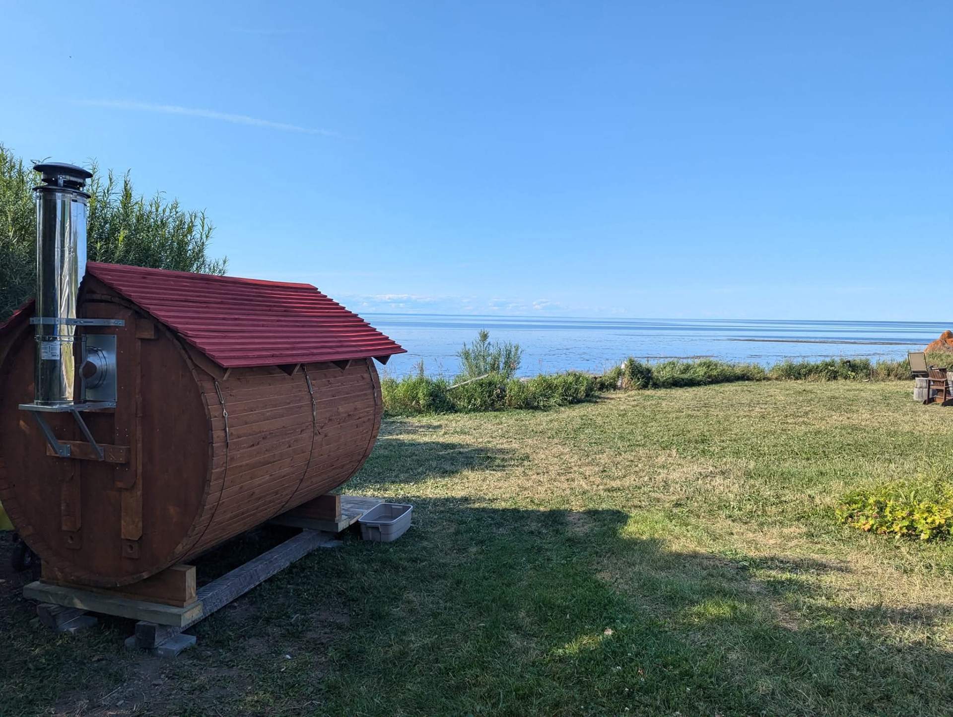 Sauna baril en cèdre blanc du Québec installé au bord du lac — Petit Moulin du 4 Milles, La Patrie, Estrie